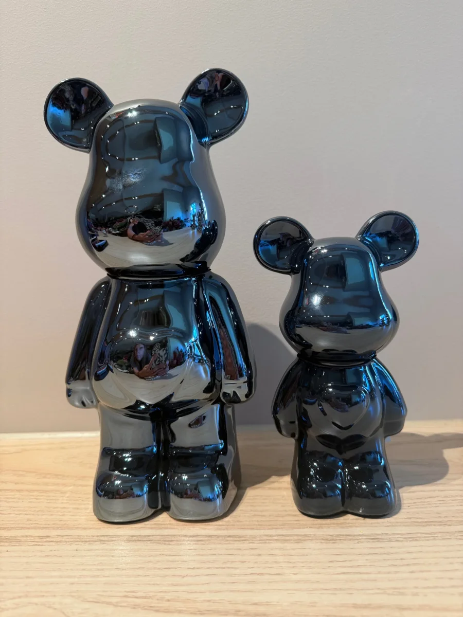 Zwarte Keramiek Beeld Beer – 2 Formaten met Blauwe Glans