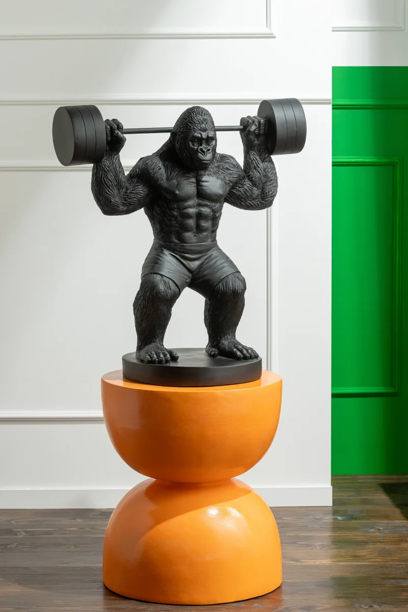 Zwarte Gorilla Bodybuilder Beeld met Halter – XL Statement Beeld