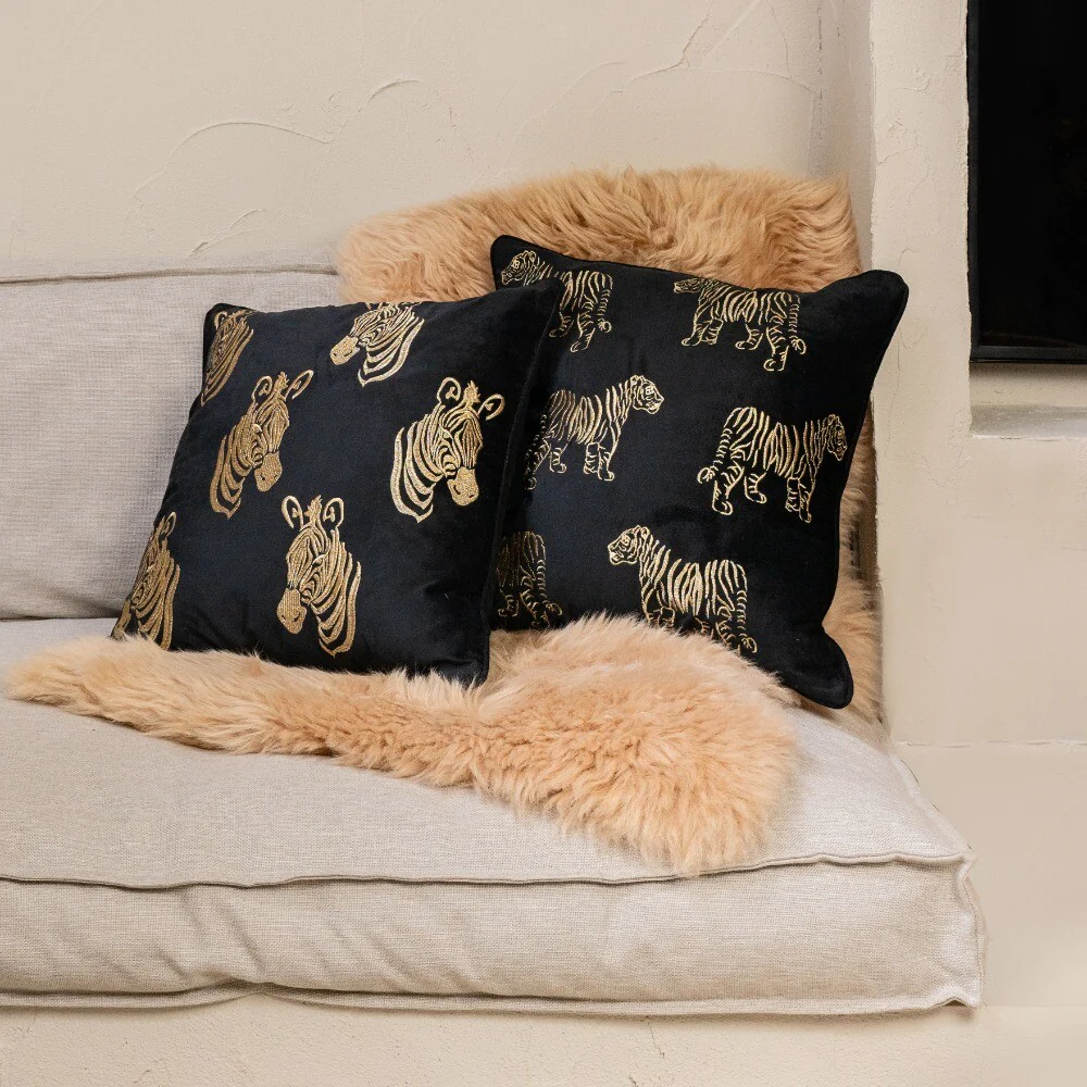 Zwart Kussen met Gouden Tijgers – 45×45 cm Luxe Print