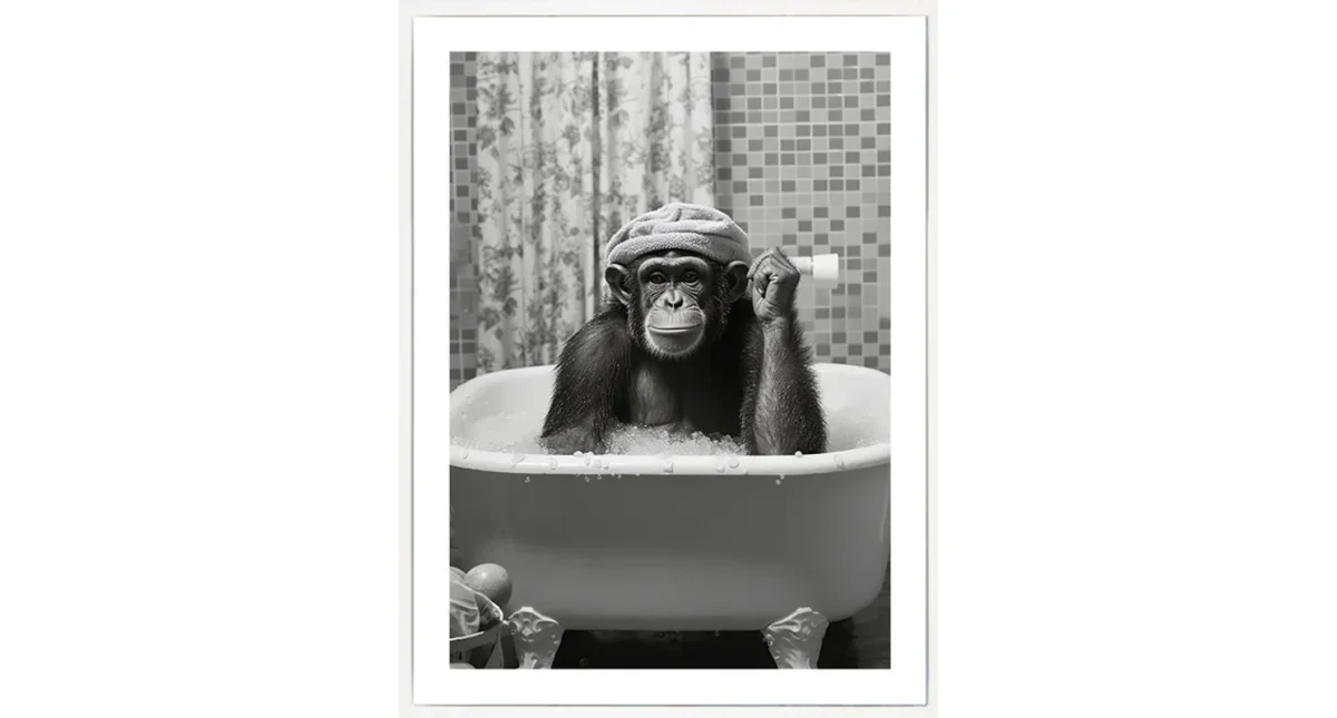 Wanddecoratie aap in bad – zwart-wit kunstprint in witte lijst – 45 × 60 cm - Afbeelding 3